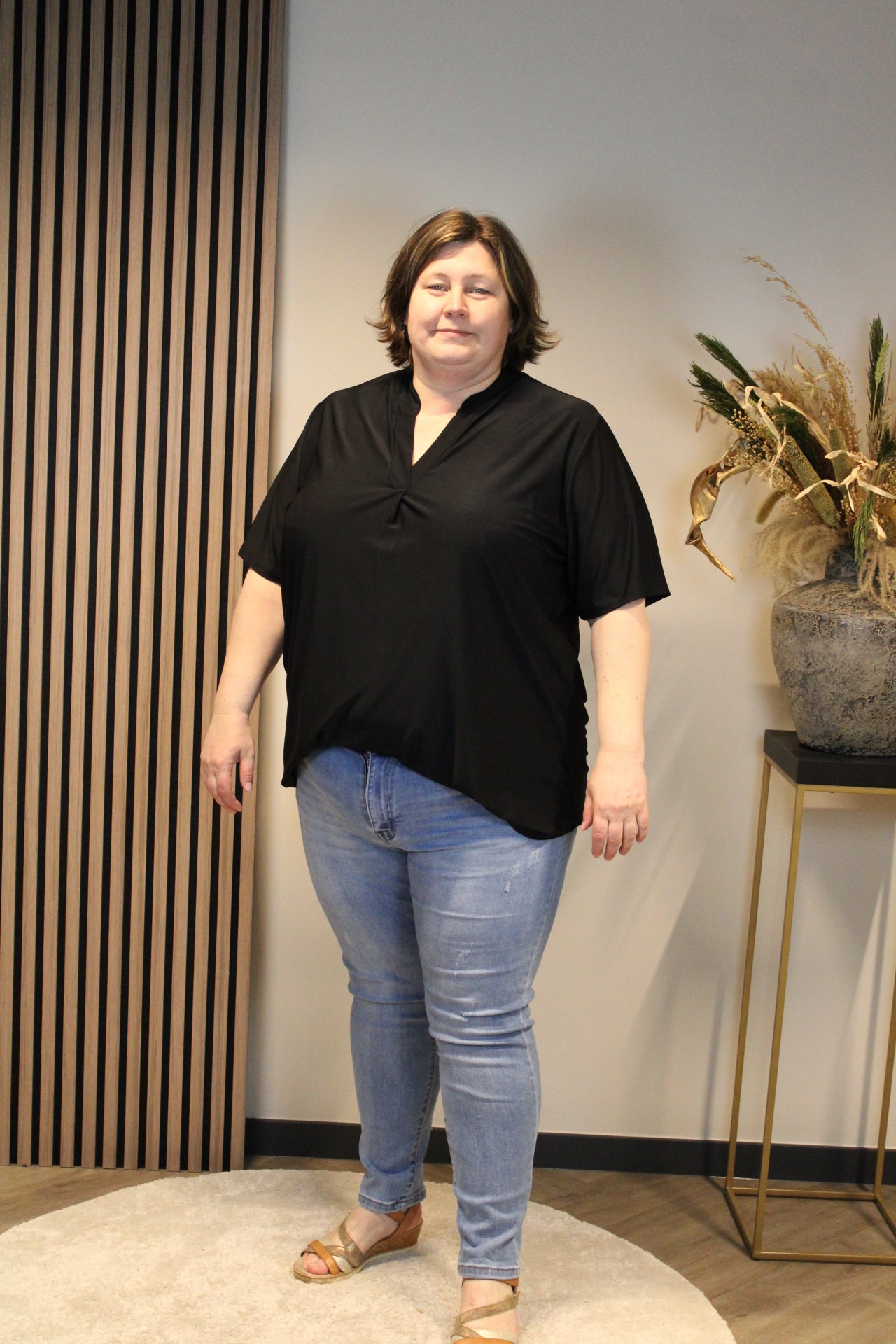 Juna | Schwarze Bluse mit kurzen Ärmeln, Größen 52 bis 58