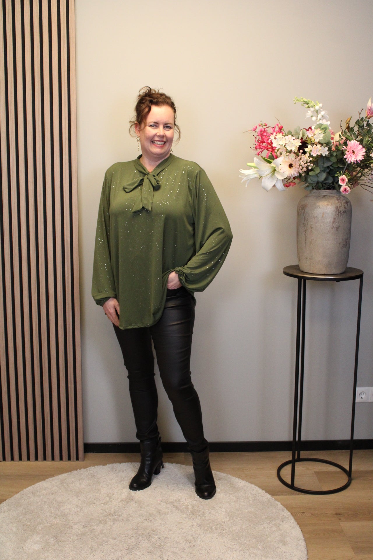 Sara | Schwarze Bluse mit Kragen 38 bis 48