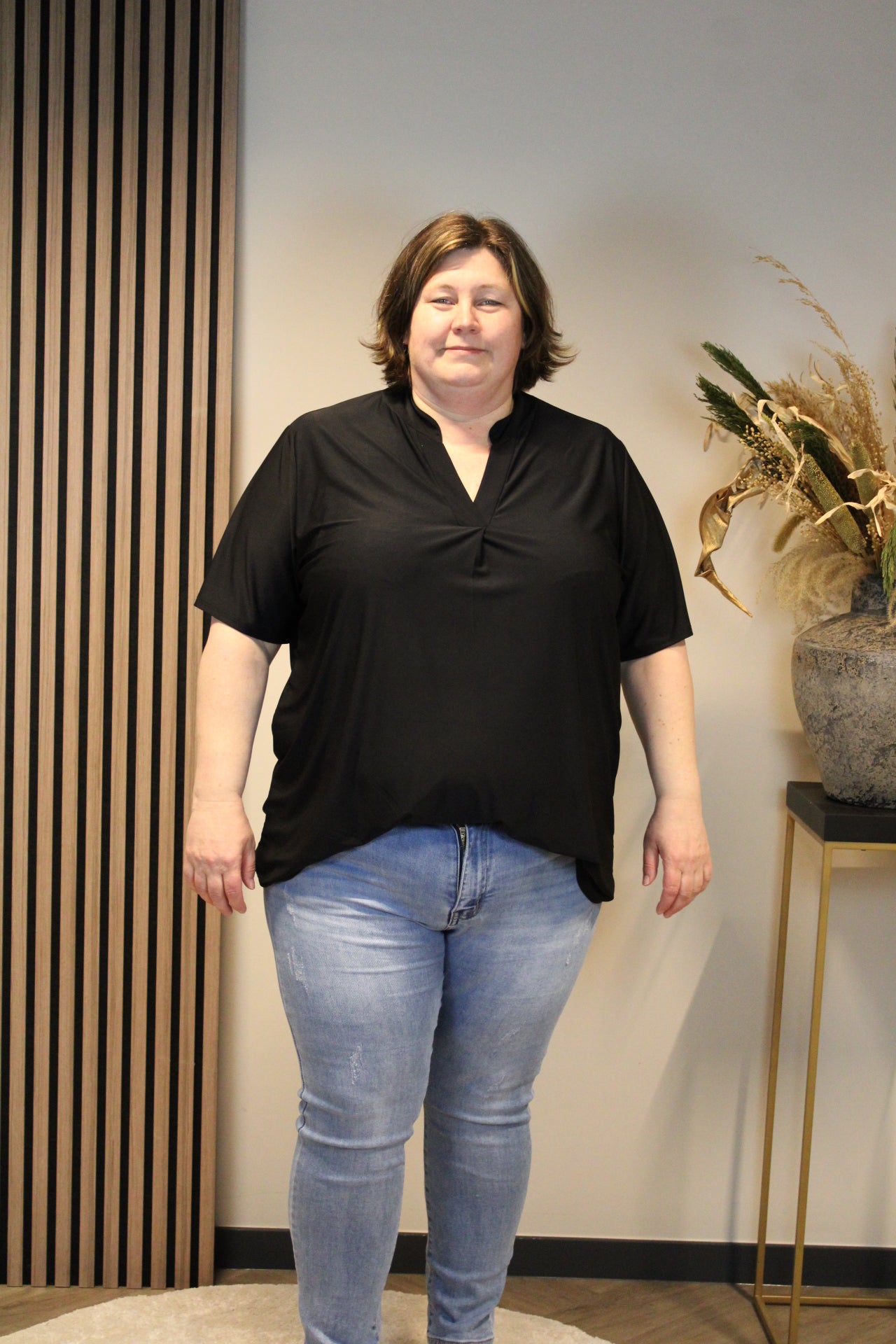 Juna | Schwarze Bluse mit kurzen Ärmeln, Größen 52 bis 58