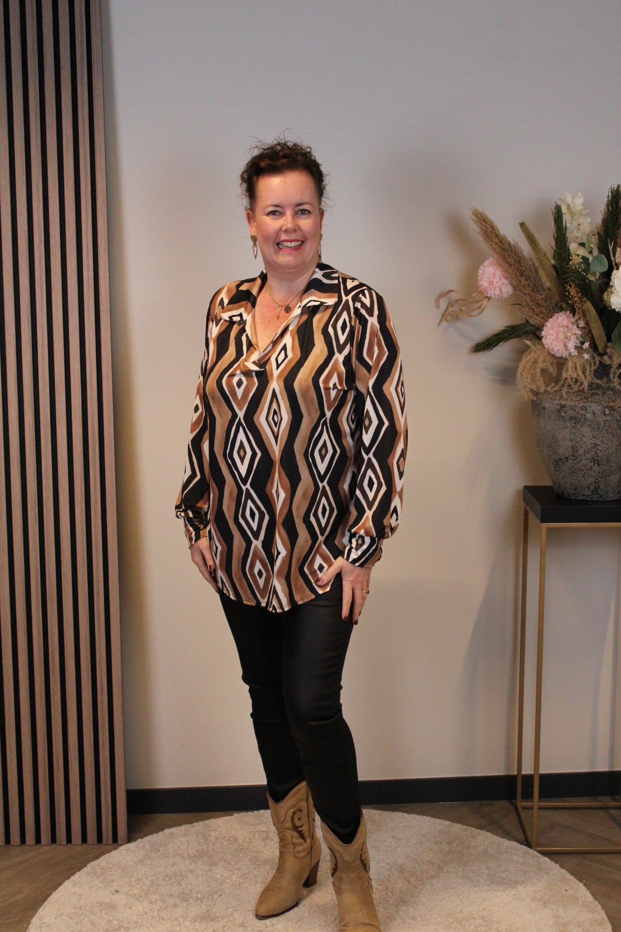 Sara | Schwarze Bluse mit Kragen 38 bis 48
