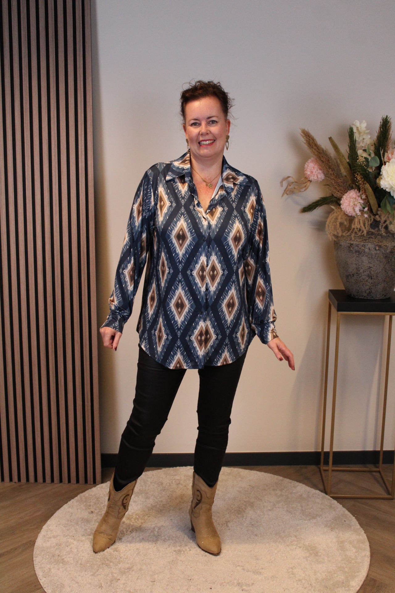 Sara | Schwarze Bluse mit Kragen 38 bis 48