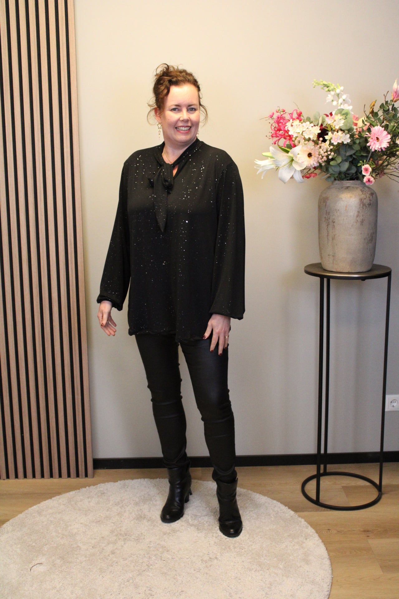 Sara | Schwarze Bluse mit Kragen 38 bis 48