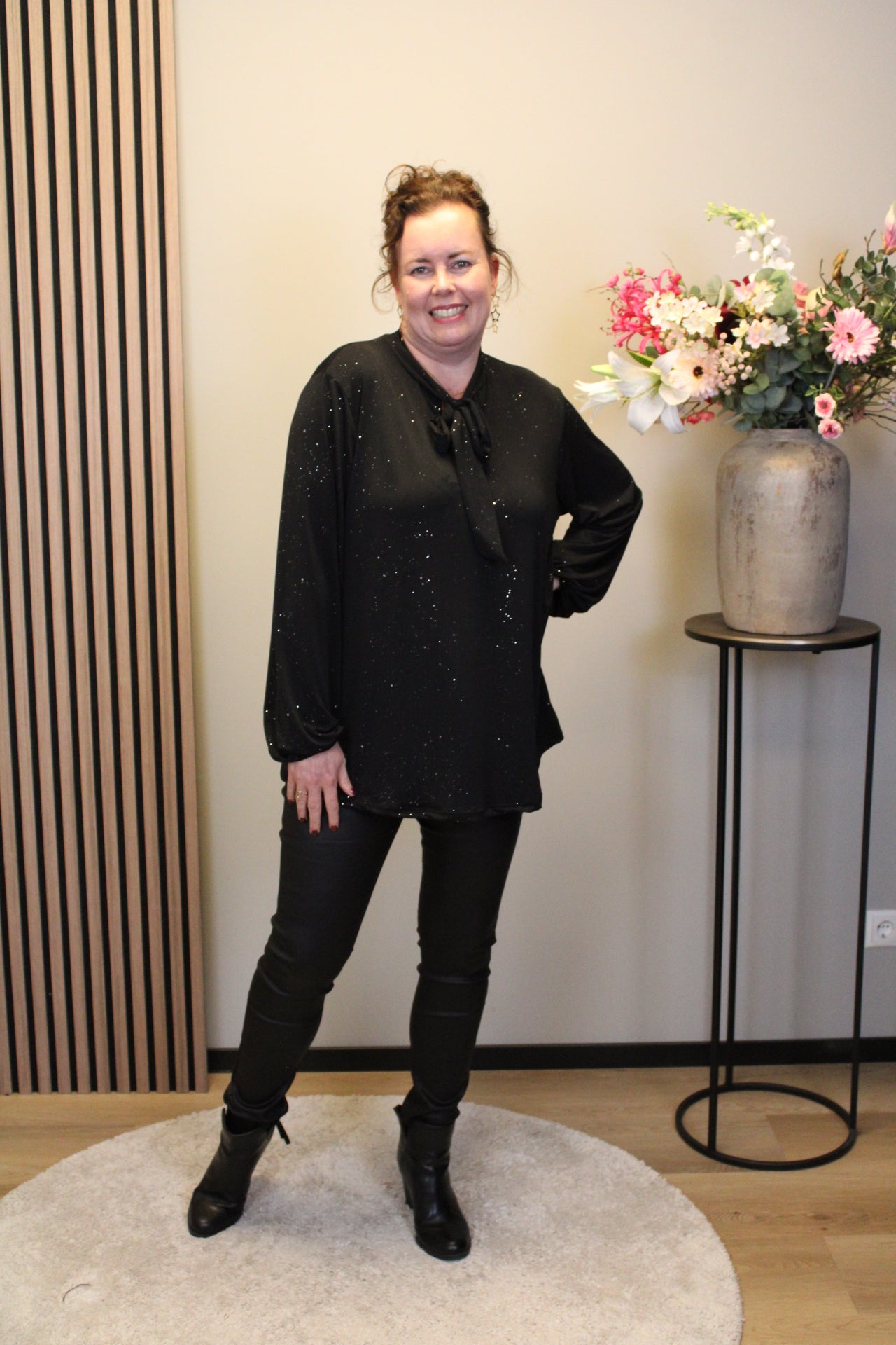 Sara | Schwarze Bluse mit Kragen 38 bis 48