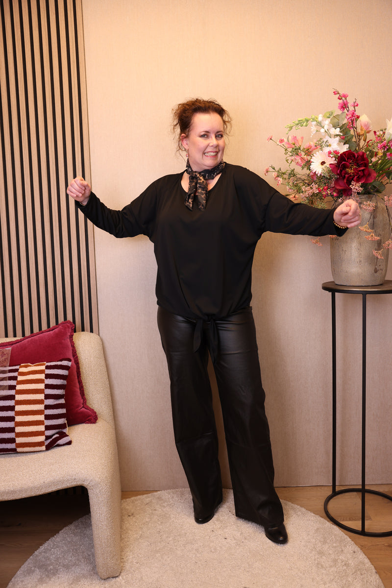 Kyra | Top zwart met knoop 40 - 48