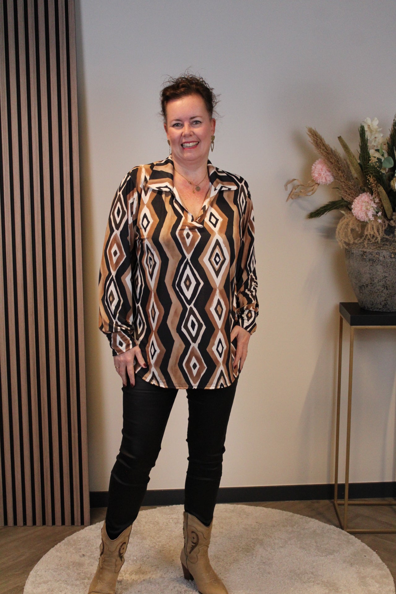 Sara | Schwarze Bluse mit Kragen 38 bis 48